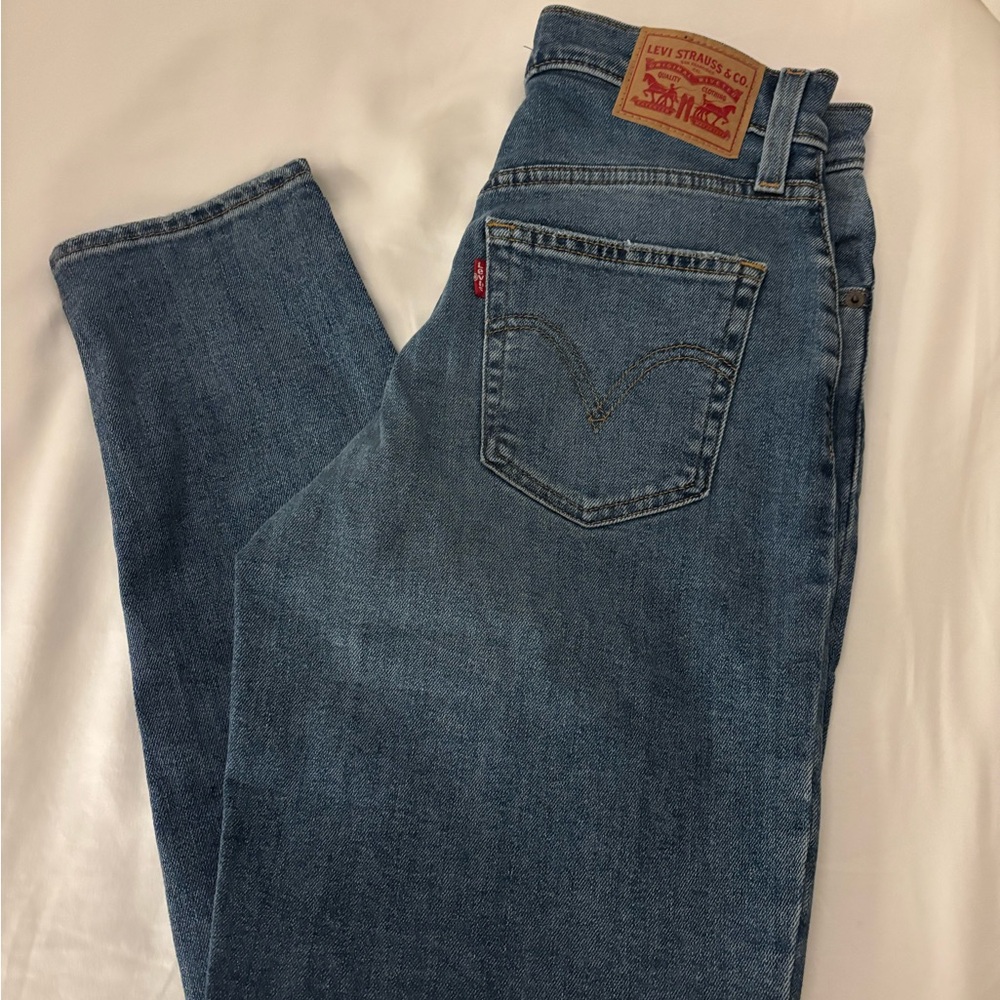 Levi’s high waisted mom jeans